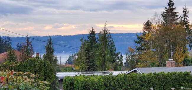 Building Photo - Remodeled Home in Mukilteo!