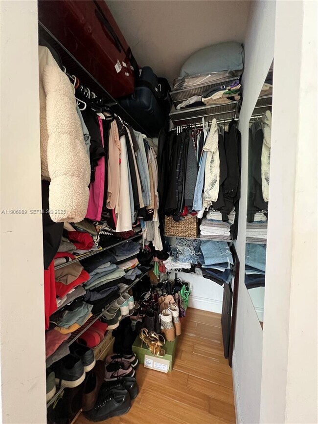 Building Photo - 4812 Pine Tree Dr