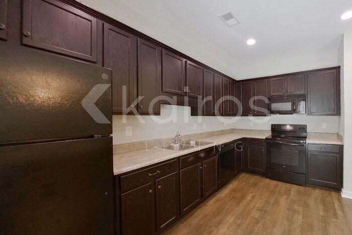 Building Photo - 471 White Oak Cir