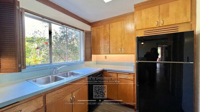 Building Photo - Charming and Spacious 4 bedroom Home in the Heart of Elmwood
