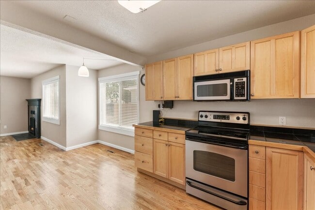 Building Photo - Remodeled 5 Bedroom Home Close to Boise St...