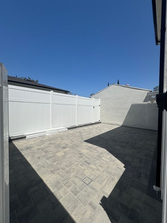 Building Photo - Spacious 1000 Sq. Ft. Second-Floor Back AD...