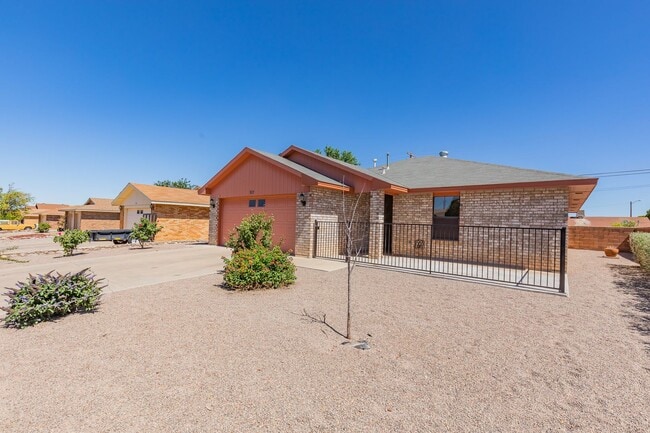 Building Photo - Beautiful 3 Bedroom/2 Bath Home