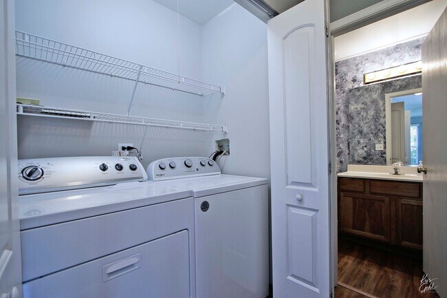 Building Photo - 9 W Dahlia Ln