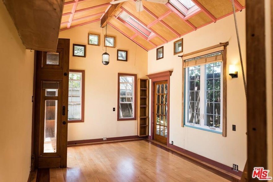 The high ceiling guesthouse room - 3864 Girard Ave