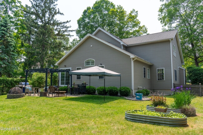 Building Photo - 2 Horizon Dr