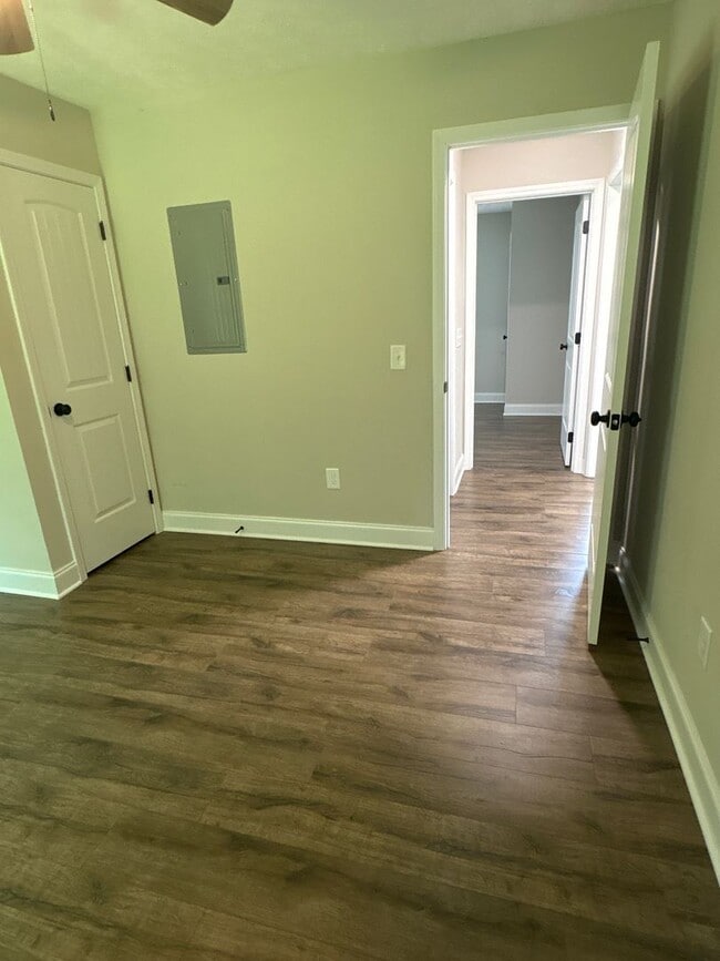 Building Photo - Spacious Duplex with Fenced-In Backyard!