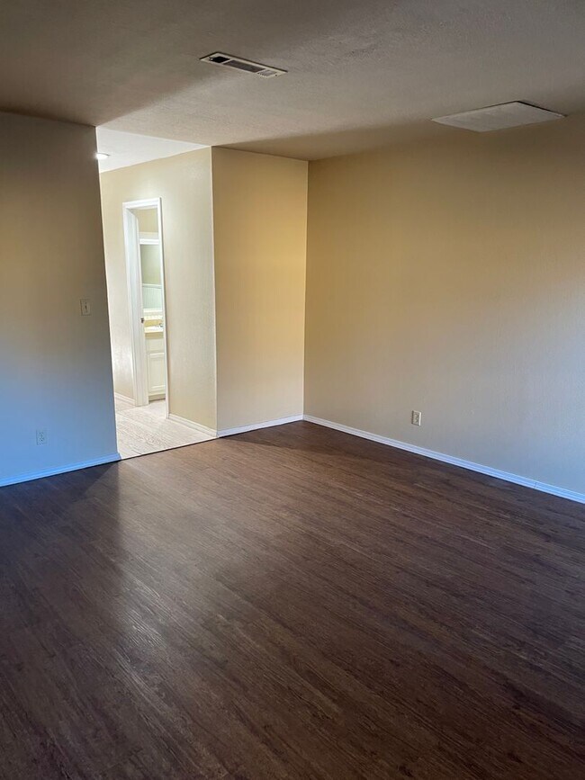 Building Photo - Darling 1 Bed, 1.5 Bath Townhouse with sma...