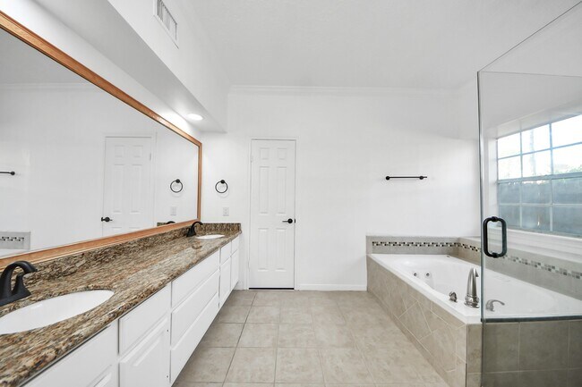 Building Photo - 15919 Lake Lodge Dr