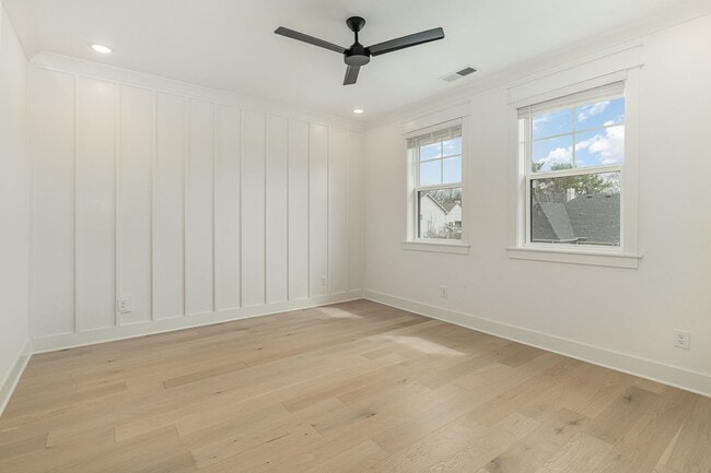 Building Photo - Stunning!