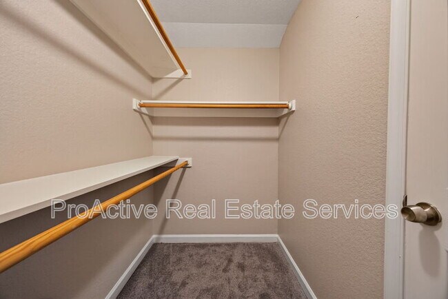 Building Photo - 1065 Lindenwood Ave