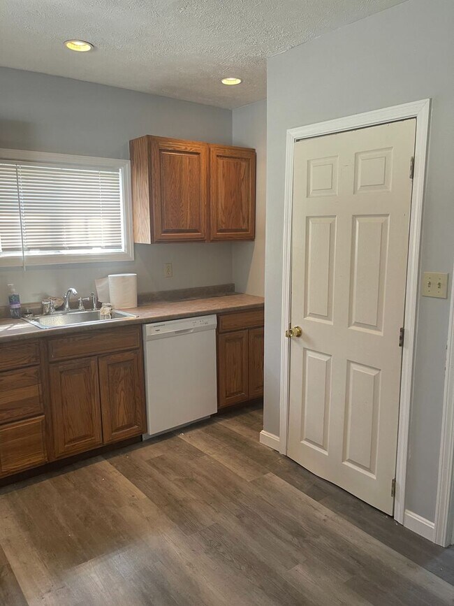 Building Photo - Newly Remodeled Home