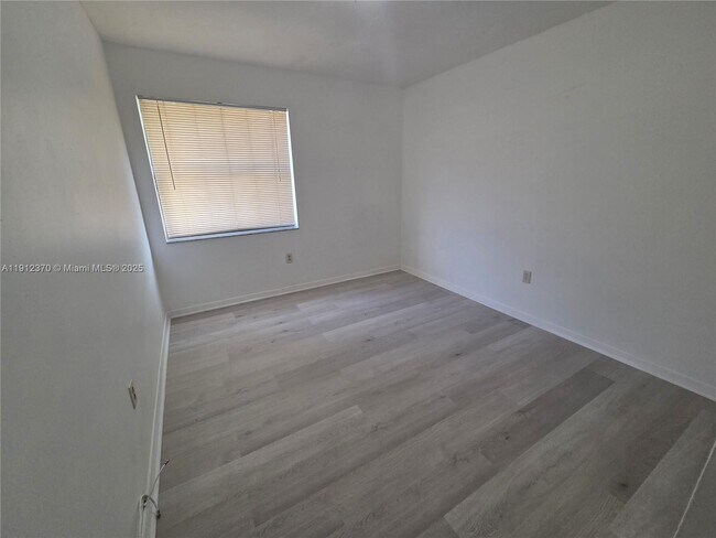 Building Photo - 9433 Fontainebleau Blvd