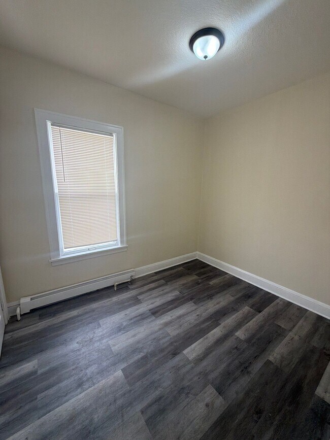 Building Photo - 583 Reaney Ave E