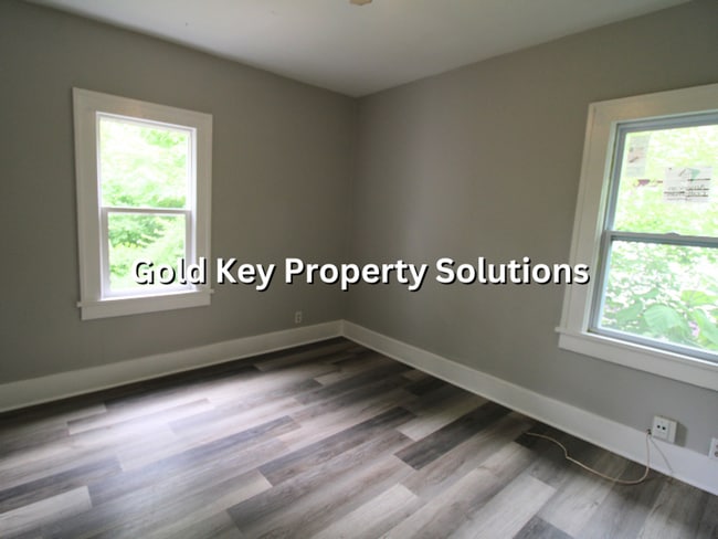 Building Photo - Spacious 3 BR 1 BA House with Dining Room and Fenced Backyard. (SECTION 8 APPROVED)