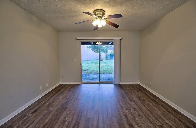 Building Photo - 910 Brett Dr