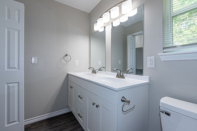 Building Photo - NEW LOW PRICE! 4 Bedroom 2 Bath +updated! ...