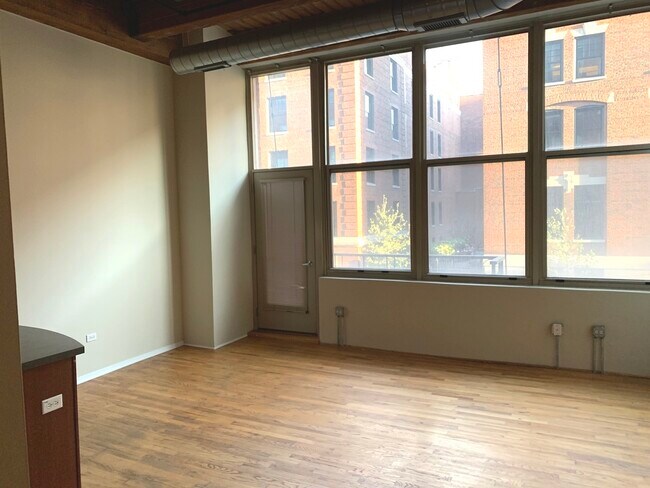 Building Photo - 1500 W Monroe St