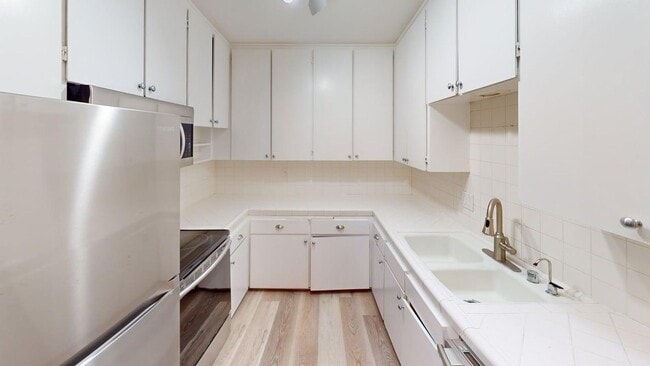 Building Photo - Spacious 2 Bedroom Condo in Central Village with AC. Water, Cable, Trash Included!