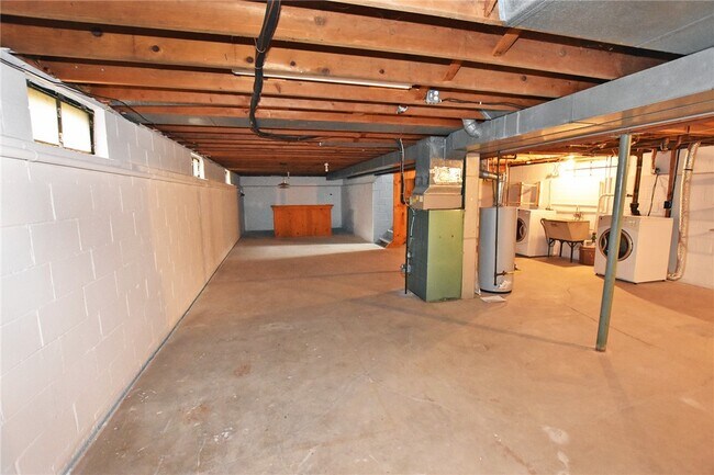 Building Photo - 300 Howland Ave