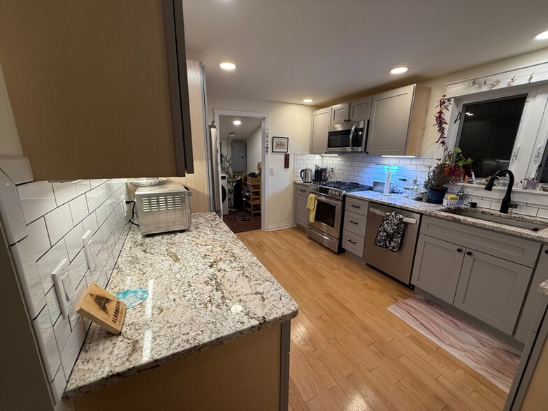 Building Photo - 688 Montrose Ave