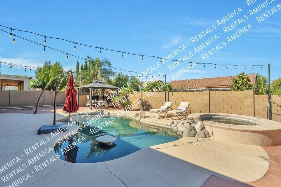 Building Photo - 561 E Via Puente De La Lluvia