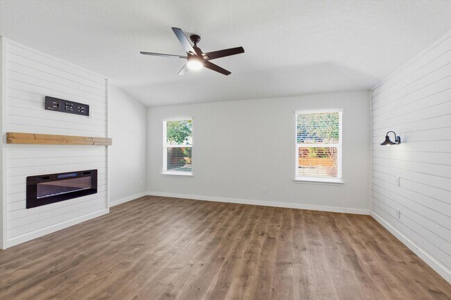 Building Photo - The Perfect Blend of Comfort and Community...