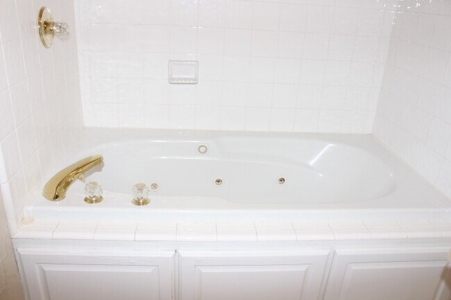 Building Photo - Great West side home located close to shop...