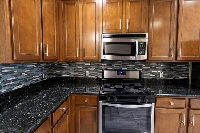Building Photo - 6442 Wilshire Lakes