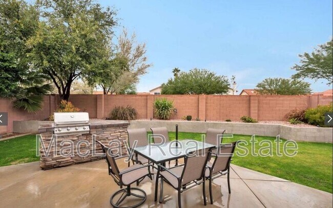 Building Photo - 4206 E Redwood Ln
