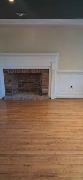 Building Photo - 204 Main St