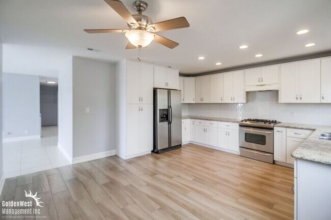 Building Photo - Scenic 4Bdm 2Ba Oasis with Panoramic Views...