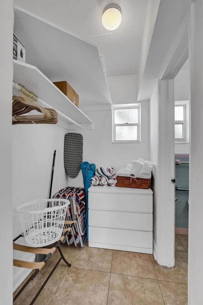 Building Photo - 335 Desoto St