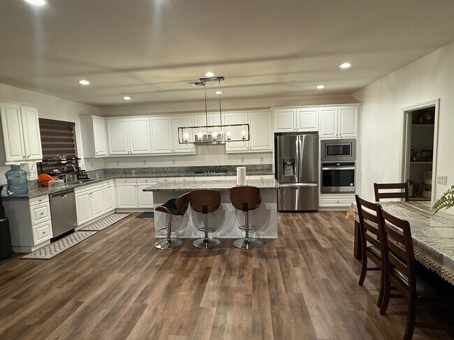Building Photo - 8001 Country Mile Ln