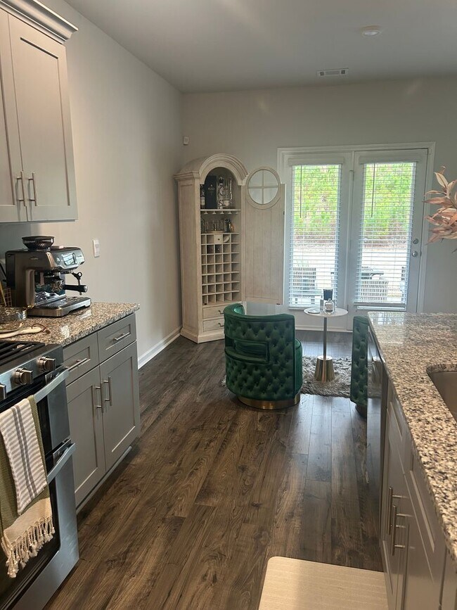 Building Photo - Beautiful 5 bedroom 2.5 bathroom new construction home