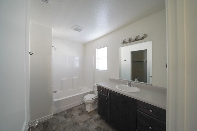 Building Photo - Spacious Townhome for Rent – Prime Location!