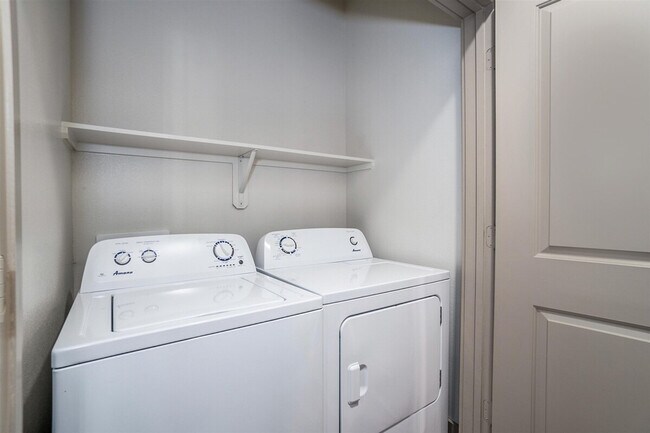 Building Photo - 955 St Joseph Pkwy