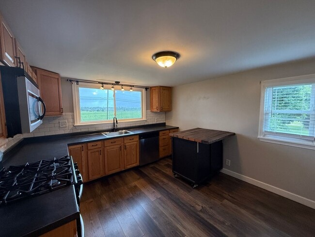 Building Photo - Charming Cape Cod Near Airport with Modern...