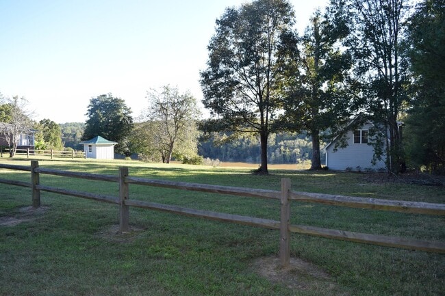 Building Photo - Lake Front 1 Bedroom Apartment - Large Garage & Boat Parking