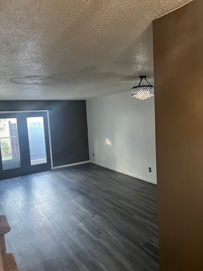 Building Photo - 368-368 Windsor Park Dr