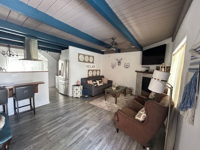 Building Photo - 3 bed / 2 bath furnished home.  6 month rental