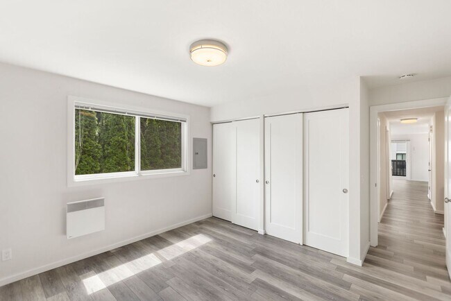 Building Photo - 211 3rd St S