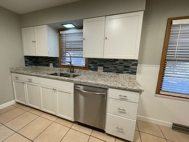 Building Photo - GREAT LOCATION!! Close to Mercy Hospital!