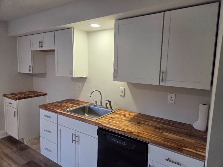 Building Photo - 441 Rutherford Ave