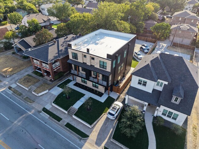 Building Photo - 2554 S University Dr