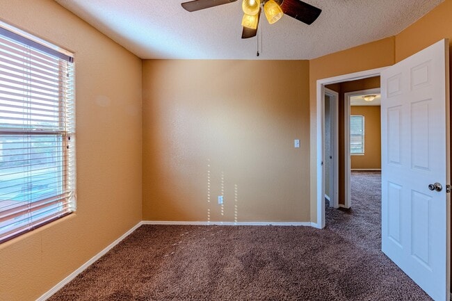 Building Photo - 10416 Rosefinch Dr NW