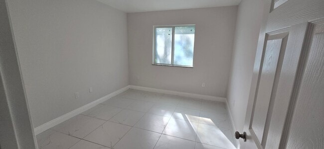 Building Photo - Newer Three Bedroom, 2 Bath, 1 Car garage-...