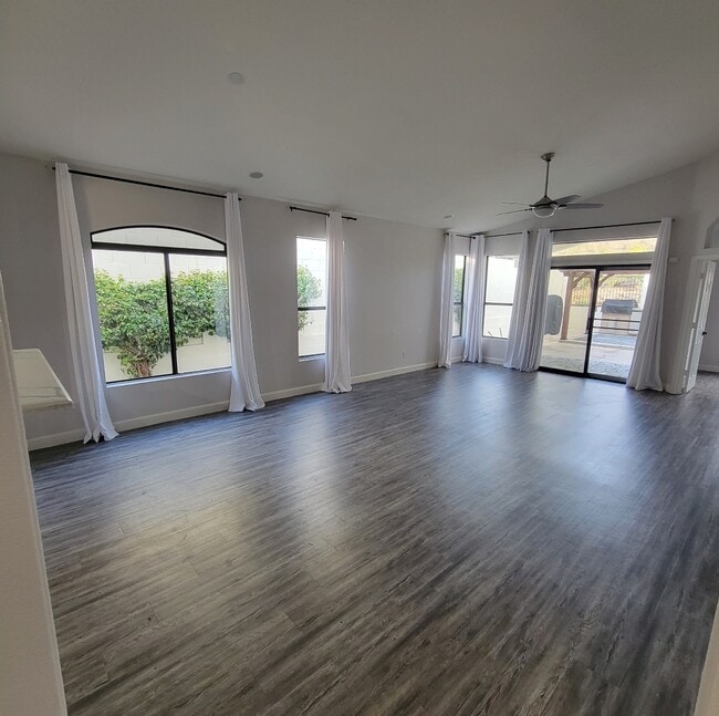 Building Photo - 275 E Ashurst Dr