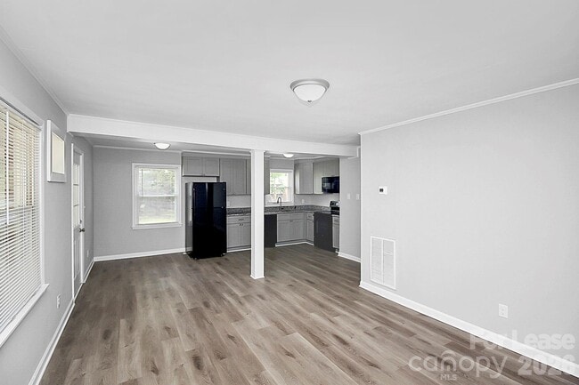 Building Photo - 1017 McLain Rd