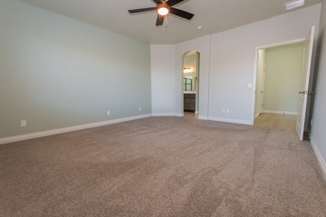 Building Photo - Gorgeous 4 Bedroom 2 Bathroom Home! Centra...